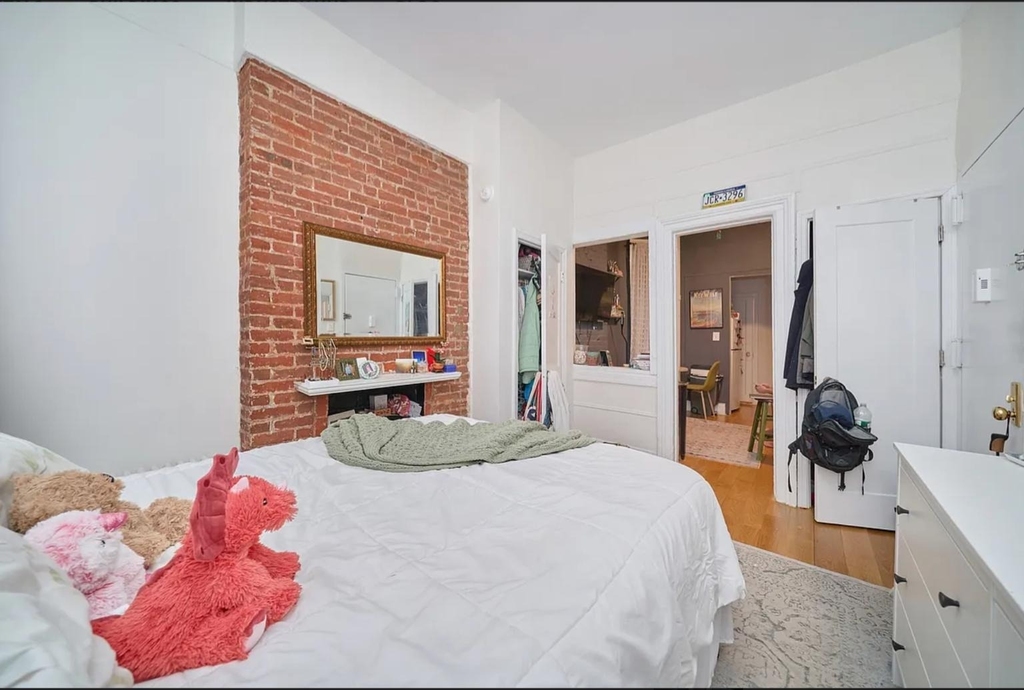 423 E 81st Street - Photo 4