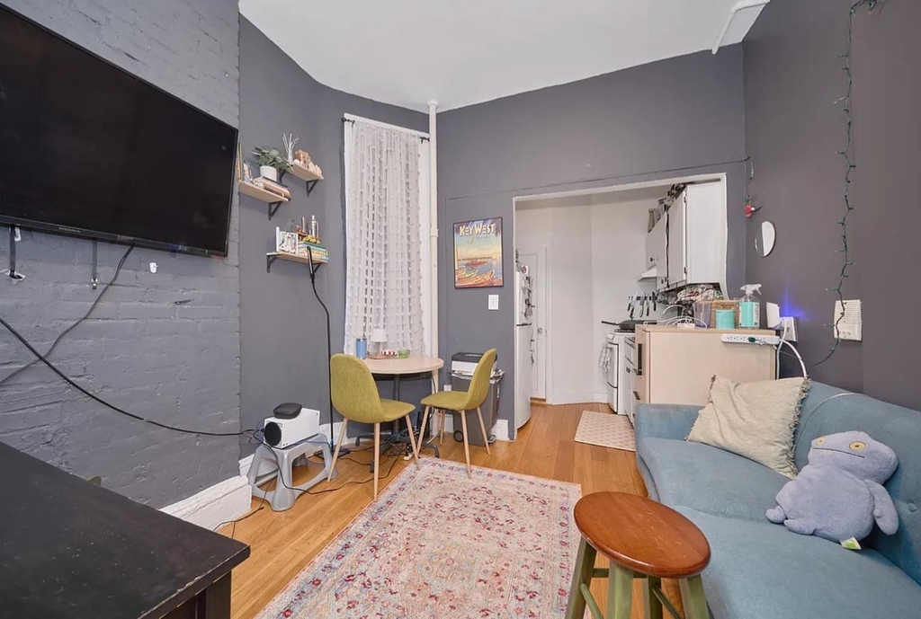 423 E 81st Street - Photo 6