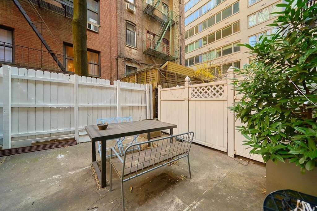 423 E 81st Street - Photo 3