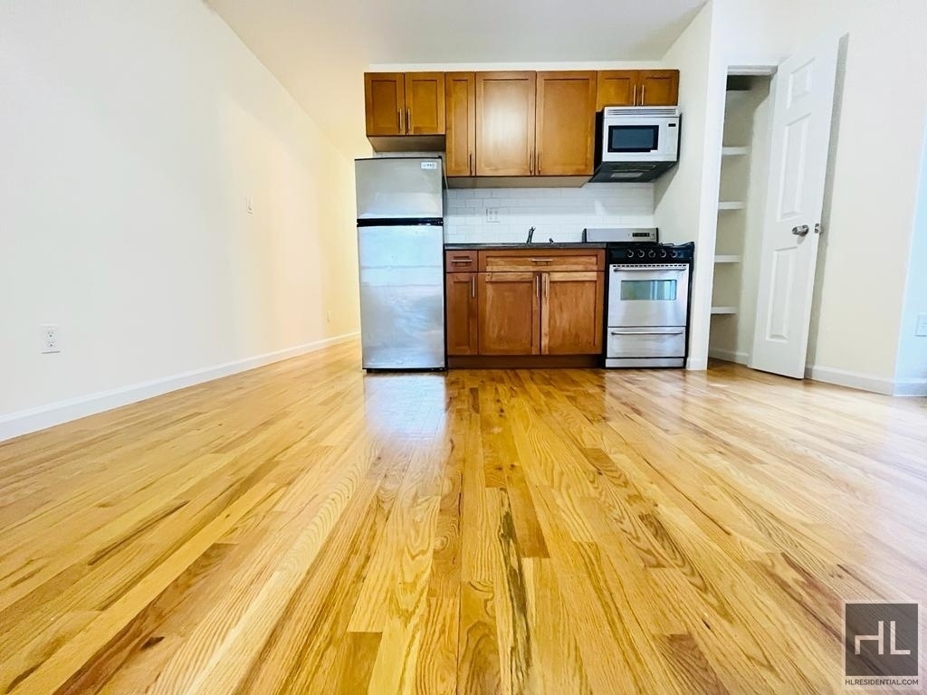 East 80th Street - Photo 4