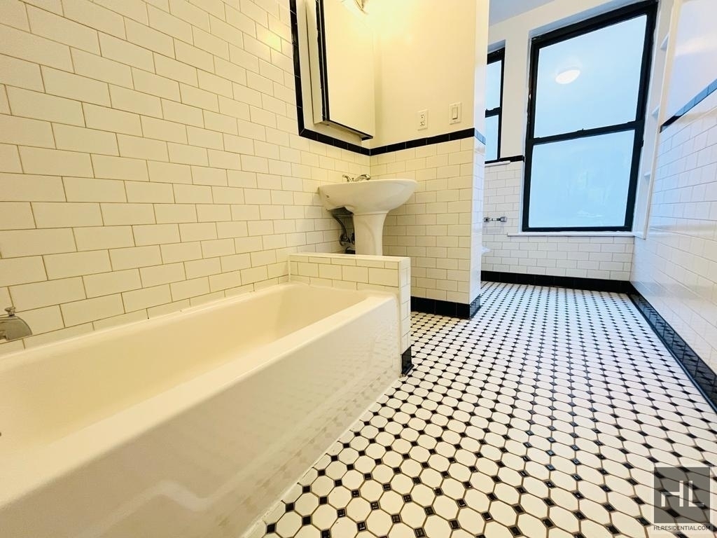 East 80th Street - Photo 3