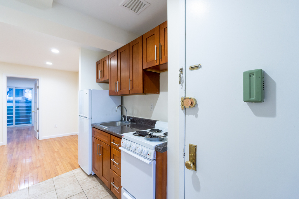 240 West 20th Street - Photo 7