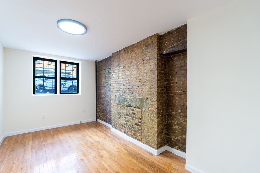 240 West 20th Street - Photo 9