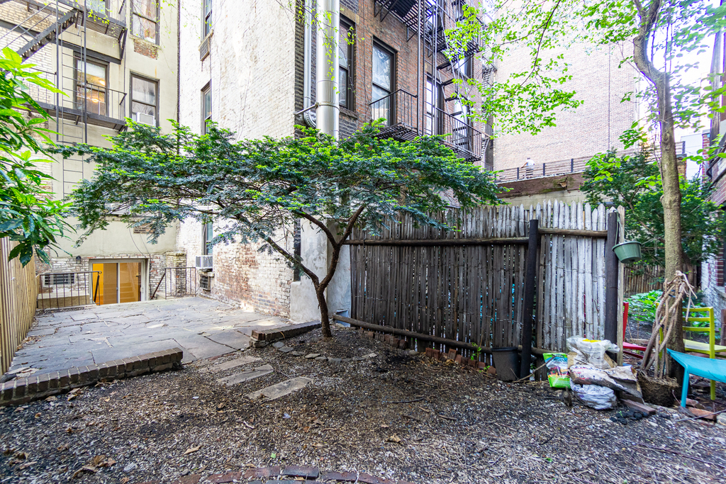 240 West 20th Street - Photo 2