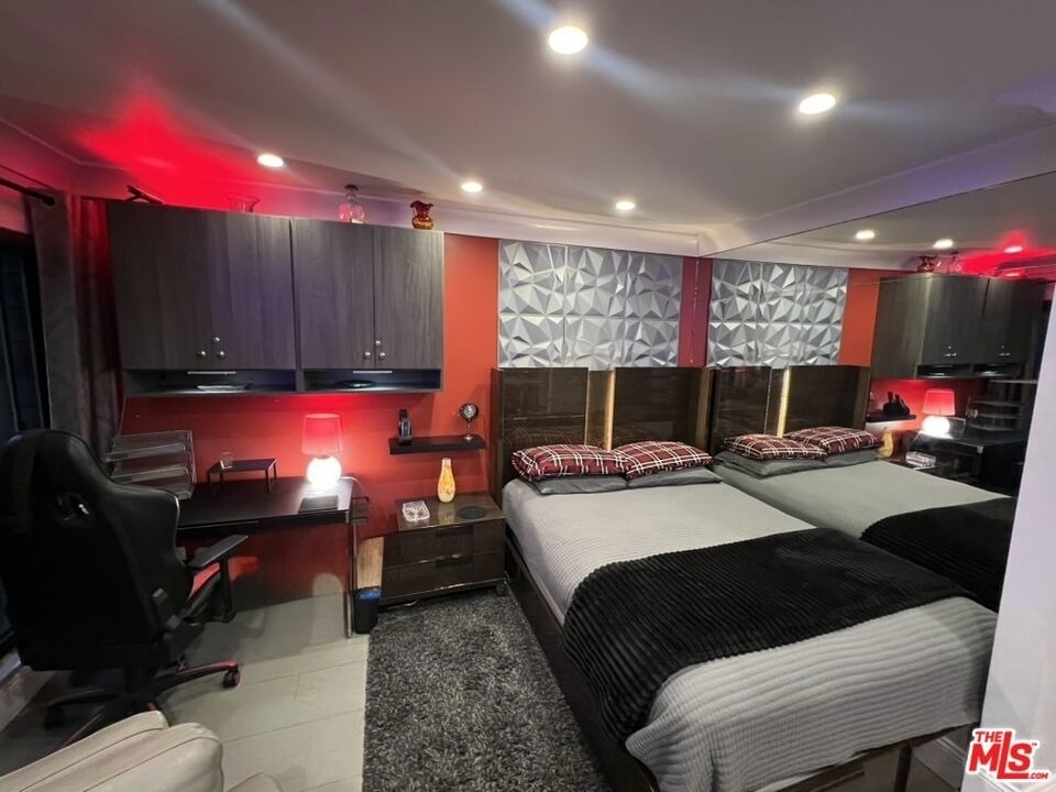 950 N Kings Road - Photo 32