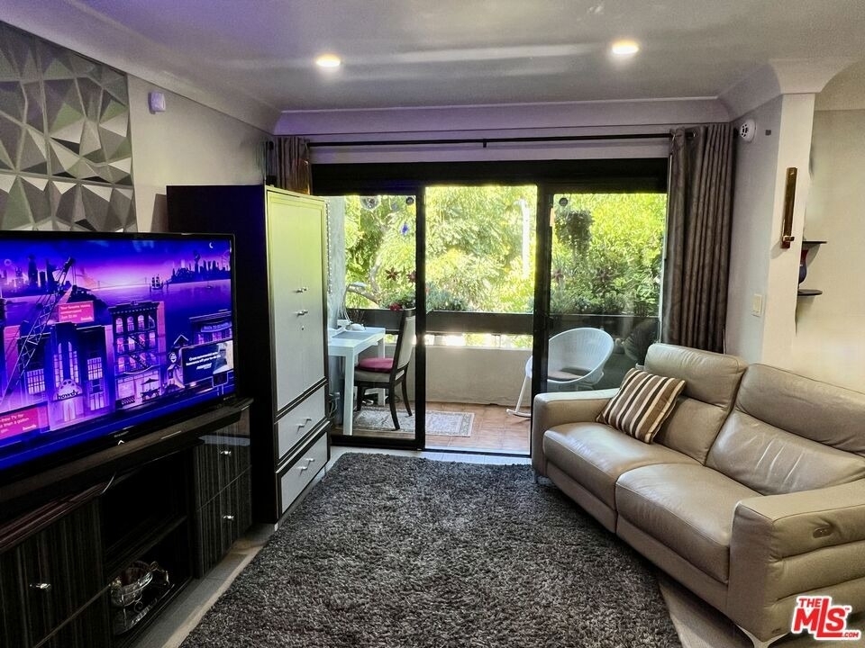 950 N Kings Road - Photo 21