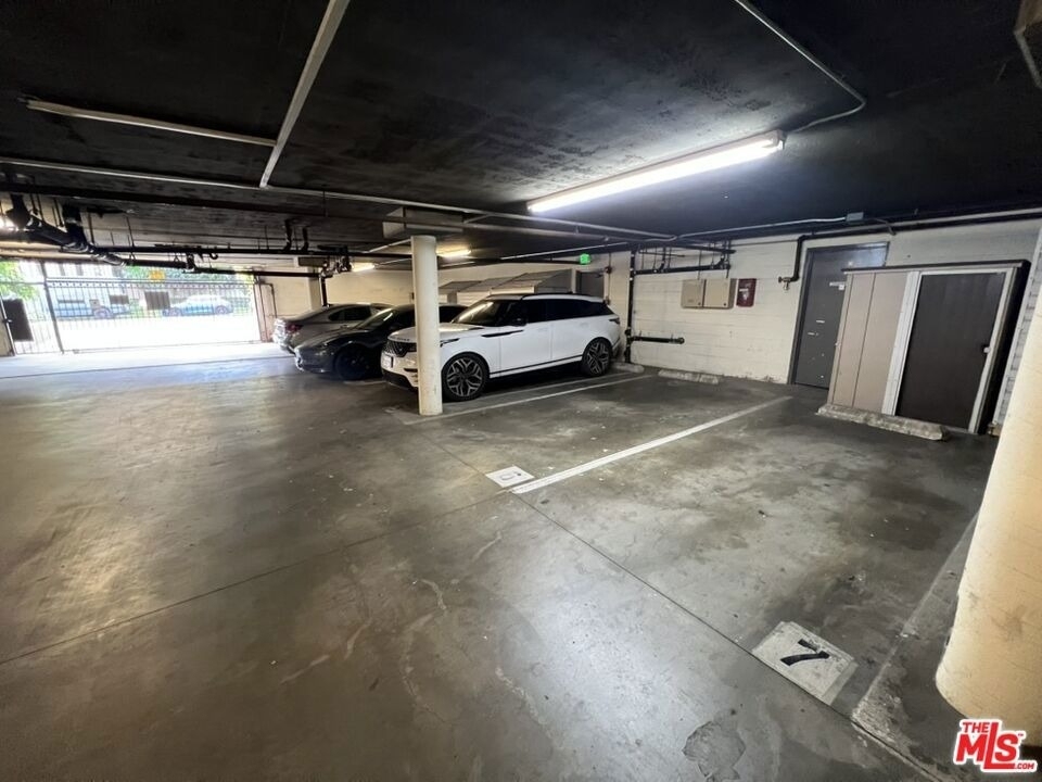 950 N Kings Road - Photo 72