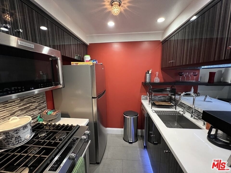 950 N Kings Road - Photo 31