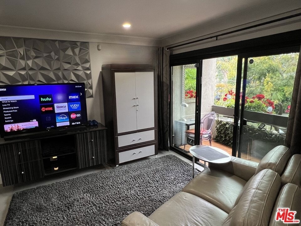 950 N Kings Road - Photo 19