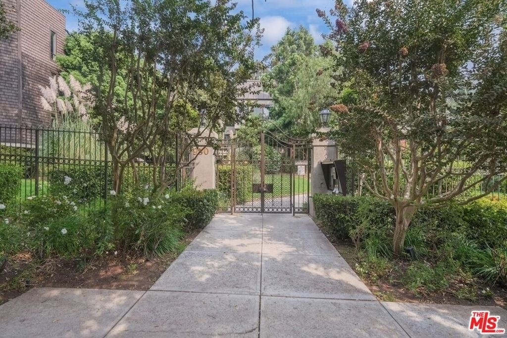 950 N Kings Road - Photo 46