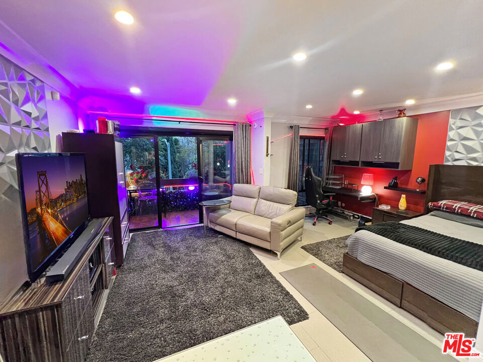 950 N Kings Road - Photo 0