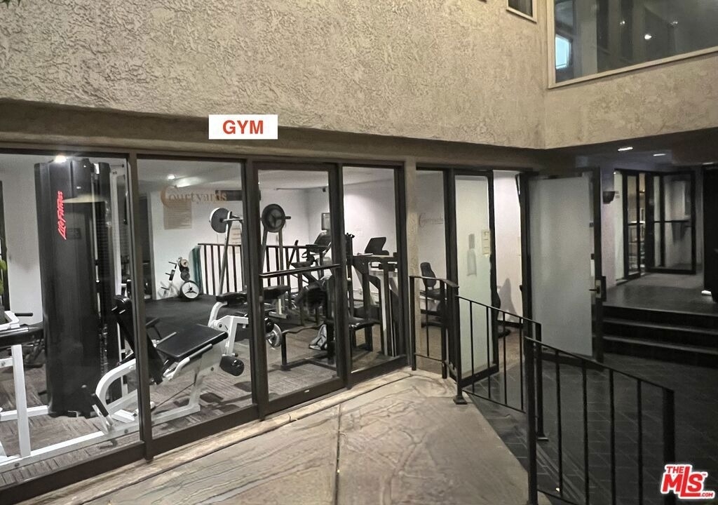 950 N Kings Road - Photo 58