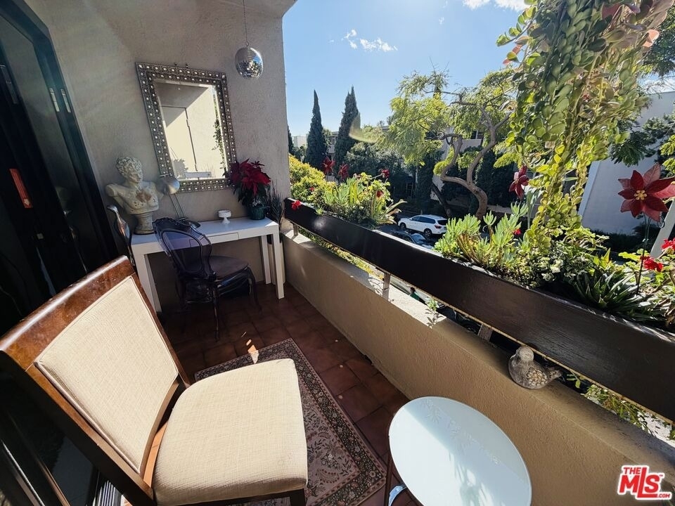 950 N Kings Road - Photo 3