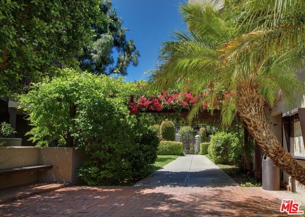 950 N Kings Road - Photo 34