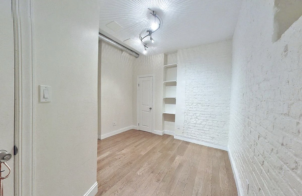207 West 11th Street - Photo 4