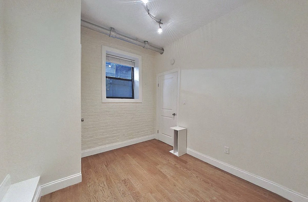 207 West 11th Street - Photo 2