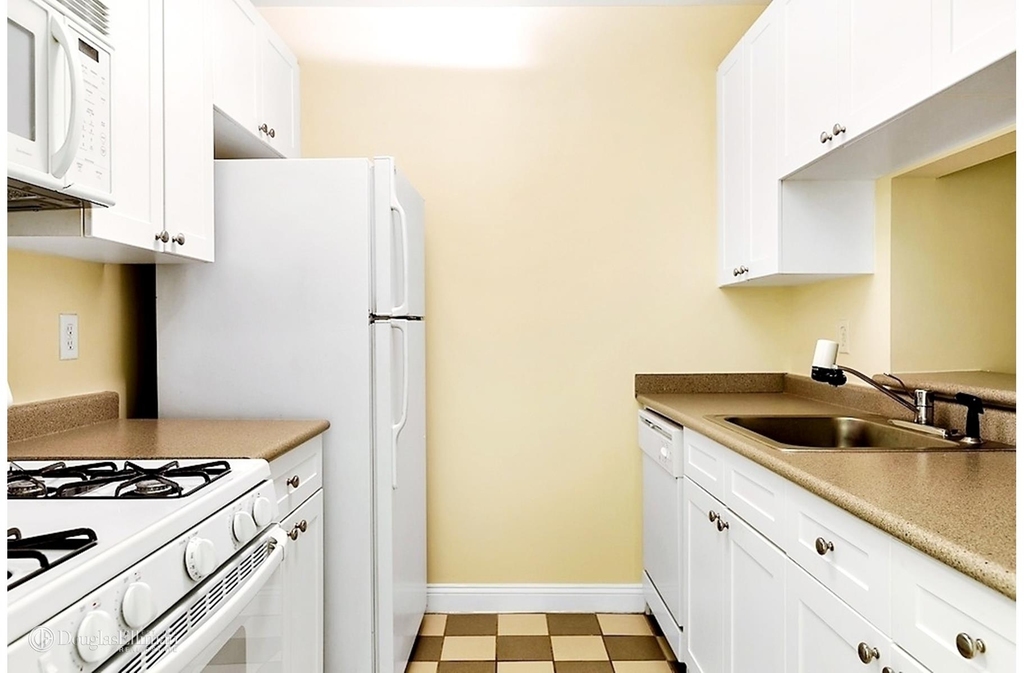 88 Greenwich St - Photo 2