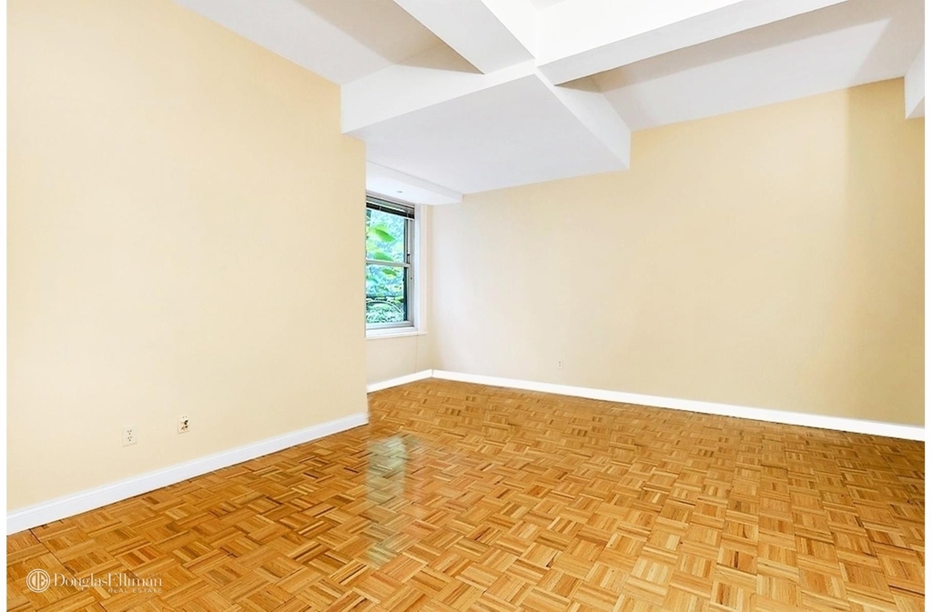 88 Greenwich St - Photo 1
