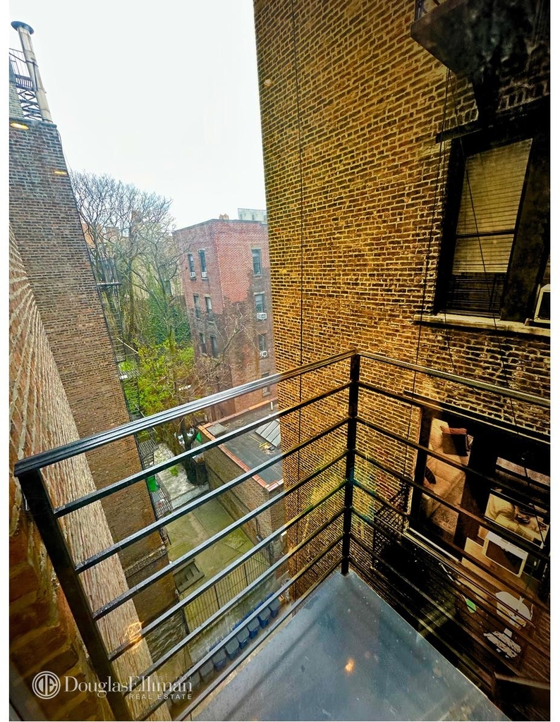 228 Eighth Ave - Photo 3