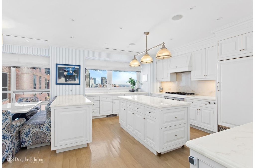 415 E 54th St - Photo 2