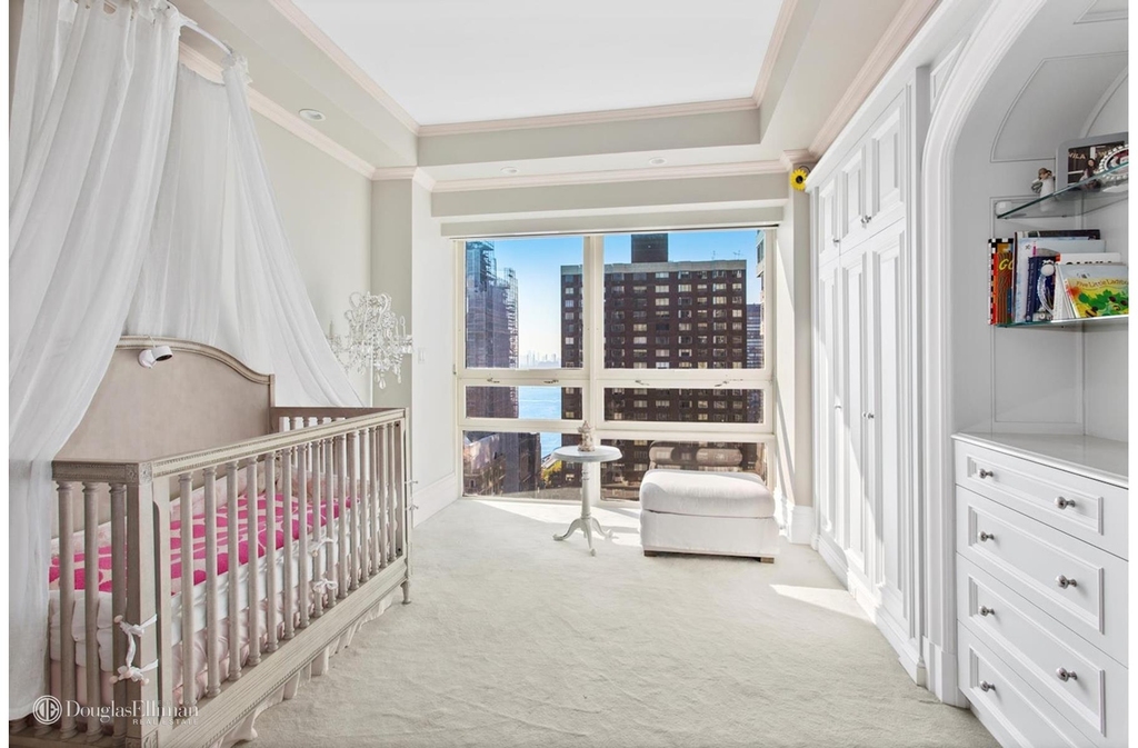 415 E 54th St - Photo 3