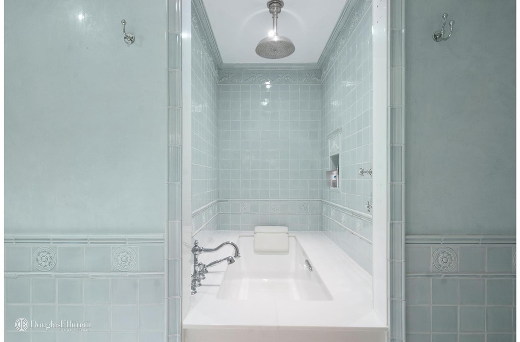 415 E 54th St - Photo 5