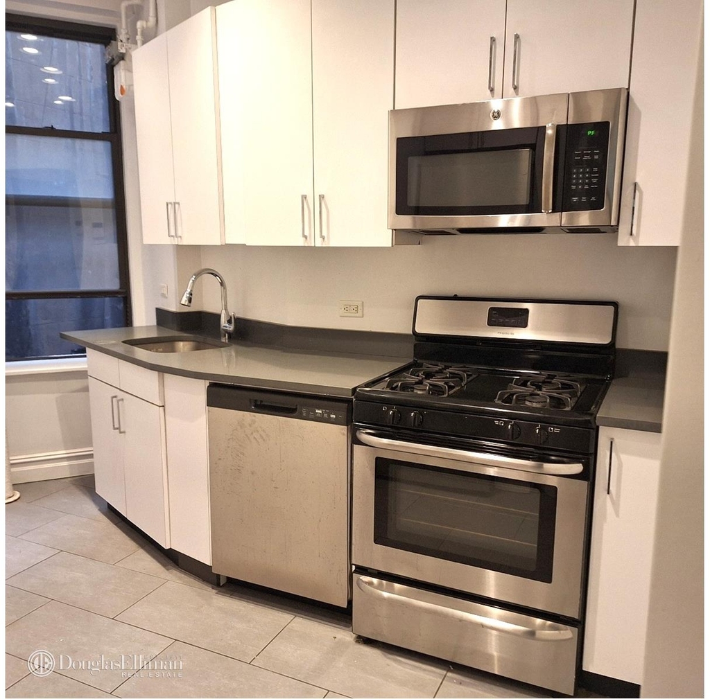 166 W 72nd St - Photo 2