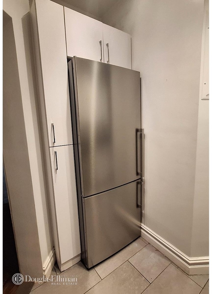 166 W 72nd St - Photo 3