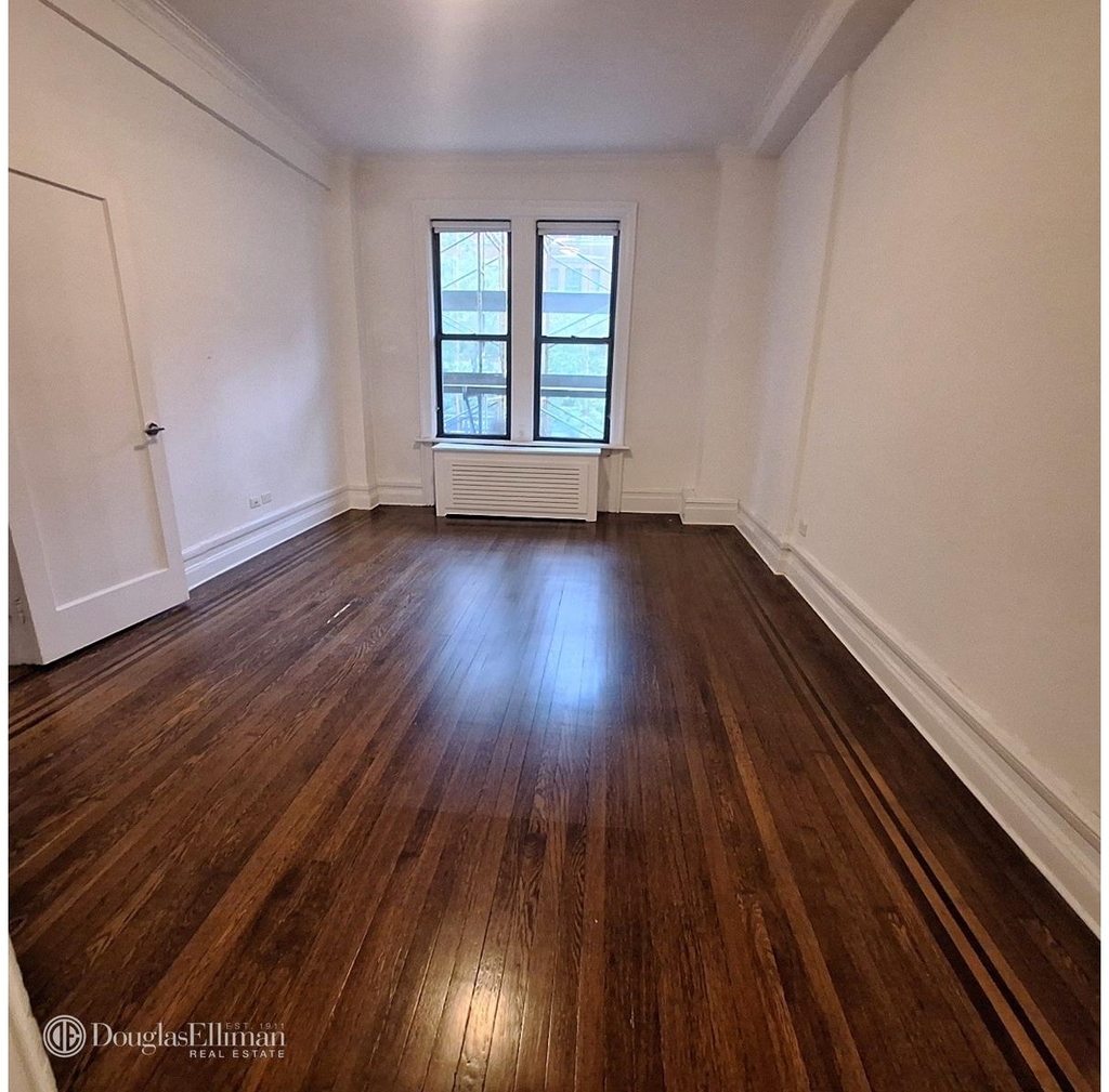 166 W 72nd St - Photo 4