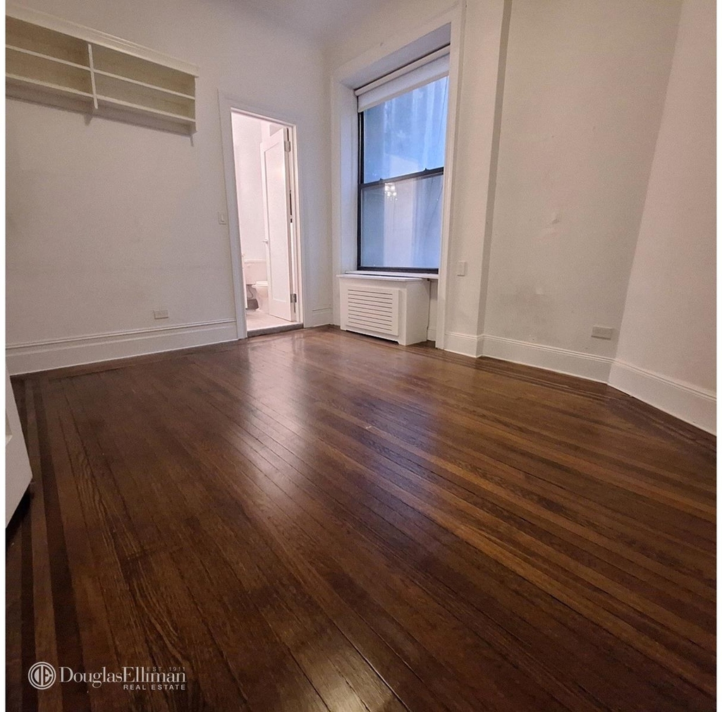 166 W 72nd St - Photo 6