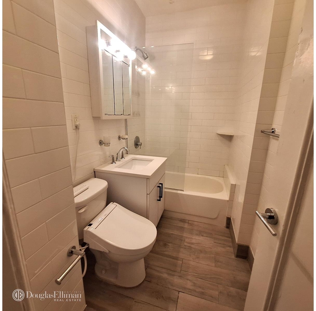 166 W 72nd St - Photo 5