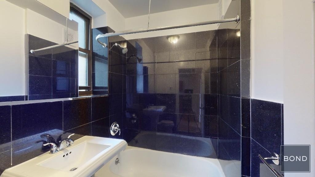 207-209 W 11th Street - Photo 3