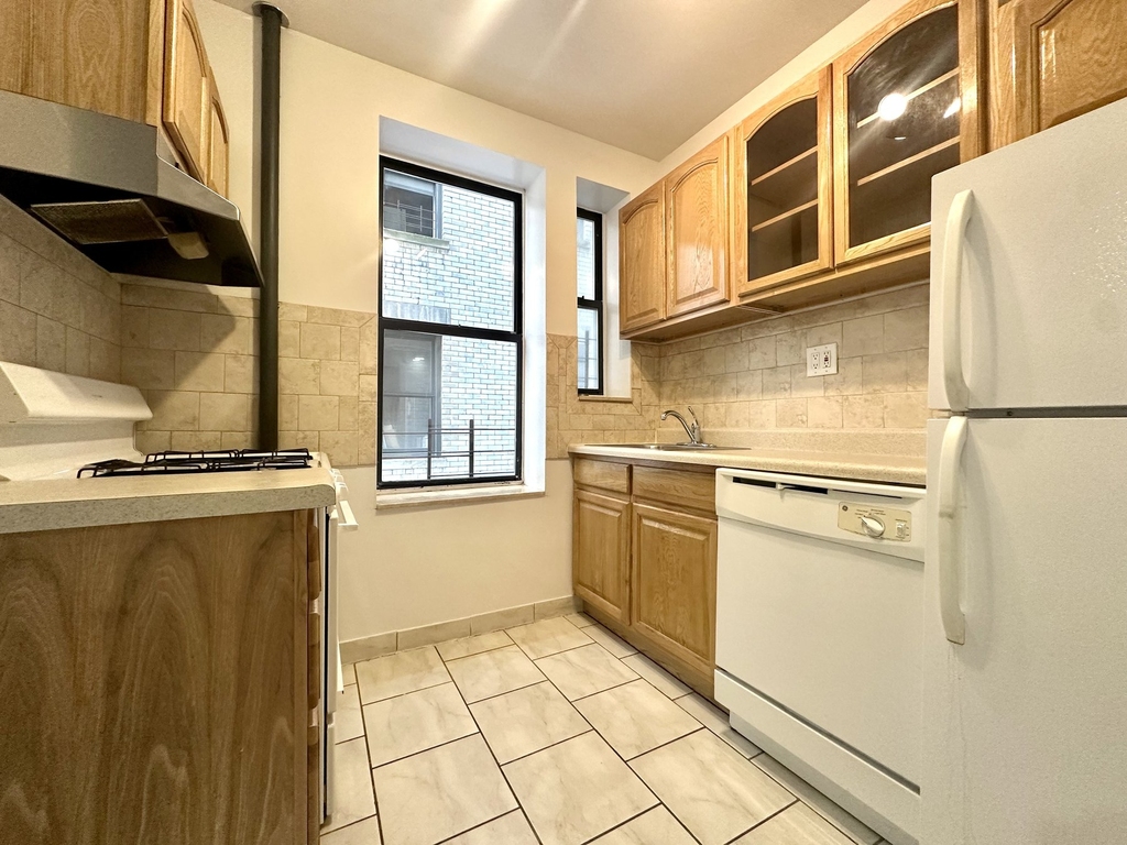610 West 150th Street - Photo 4