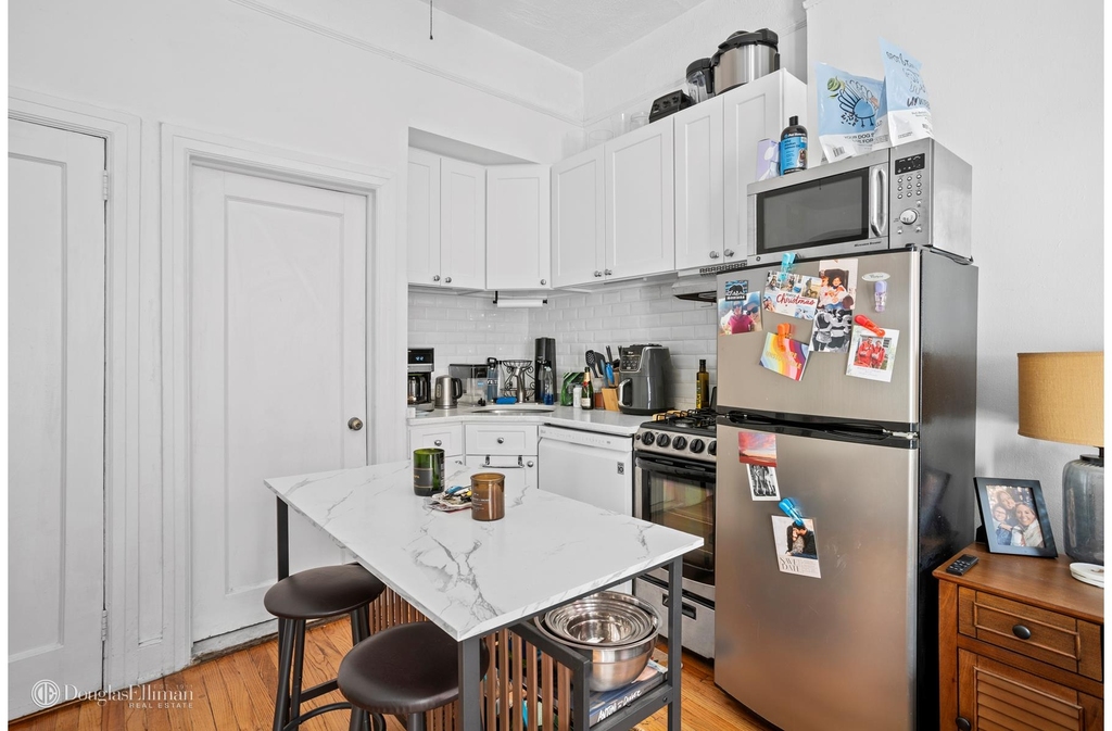 104 W 73rd St - Photo 2