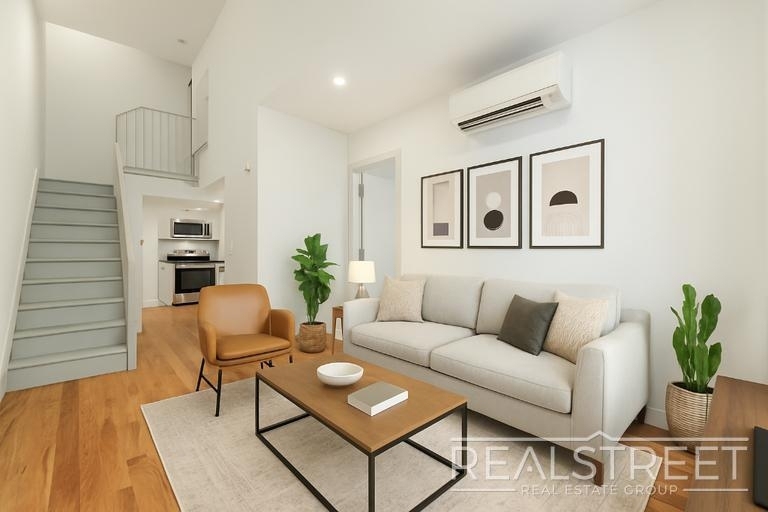 1439 Lincoln Place - Photo 3