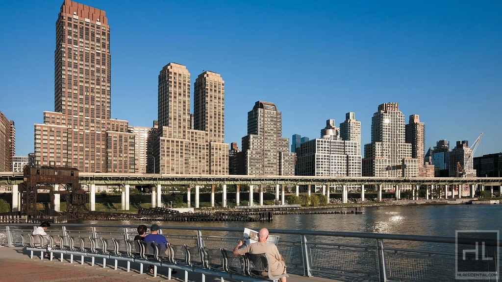 Riverside Boulevard - Photo 16