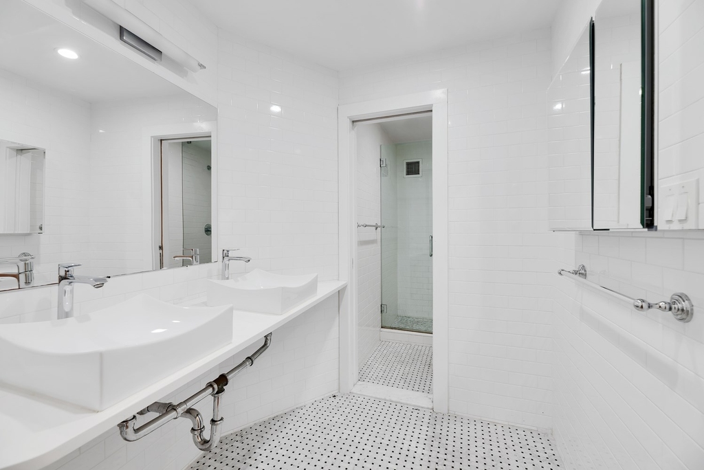 East 95th Street - Photo 6