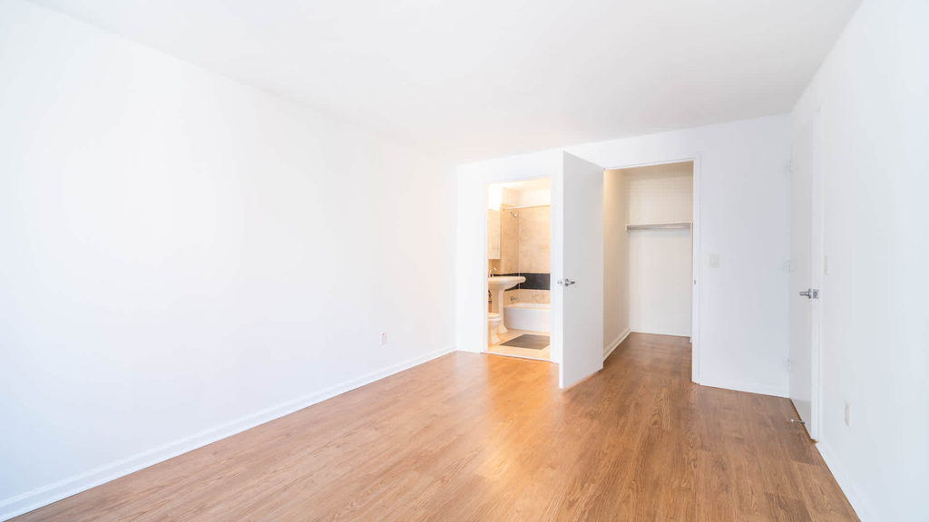 300 E. 39th St. - Photo 25