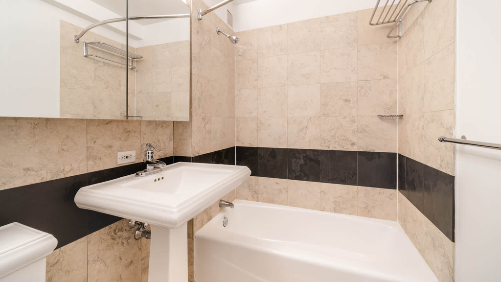 300 E. 39th St. - Photo 16