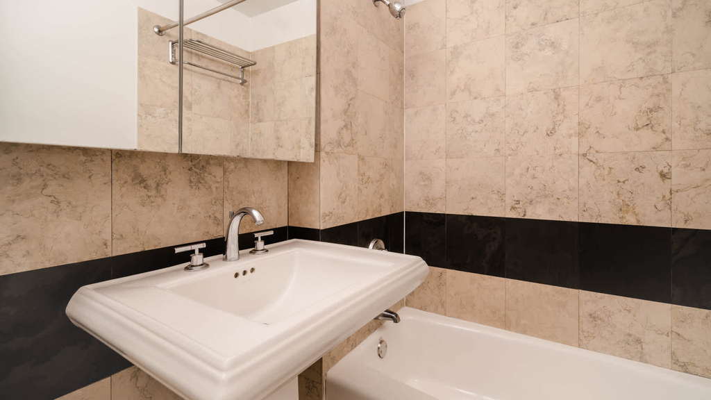300 E. 39th St. - Photo 17