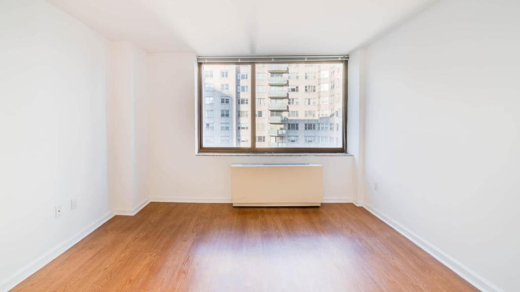 300 E. 39th St. - Photo 18