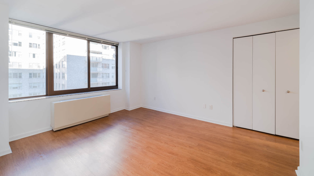 300 E. 39th St. - Photo 24