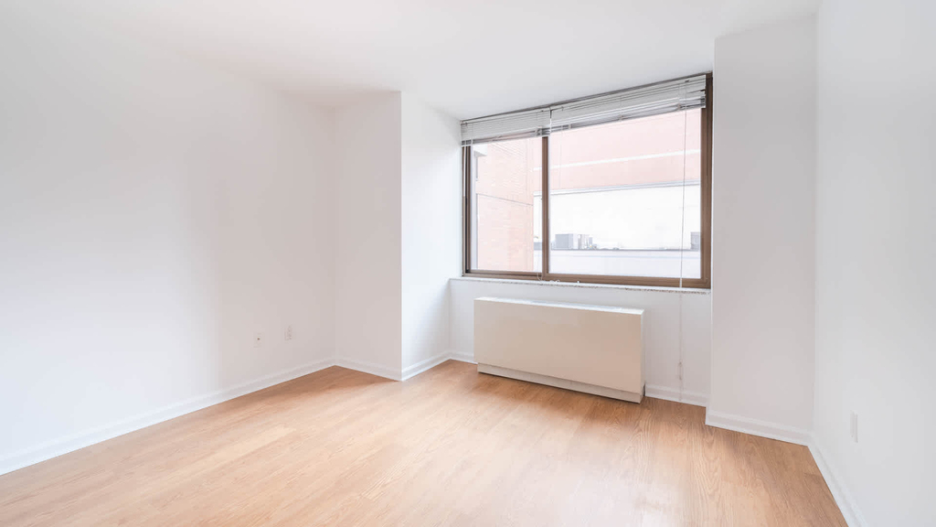 300 E. 39th St. - Photo 21