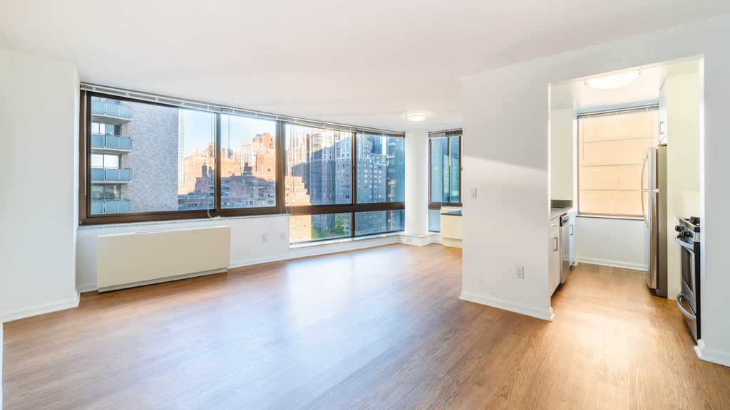 300 E. 39th St. - Photo 14