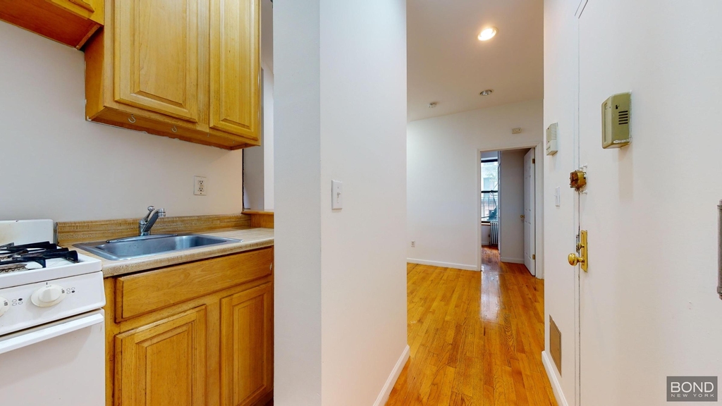214 East 10th Street - Photo 3