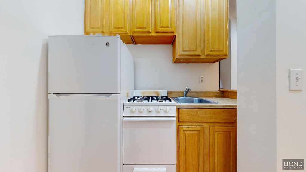 214 East 10th Street - Photo 2