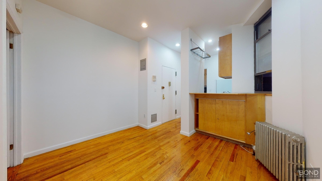 214 East 10th Street - Photo 1