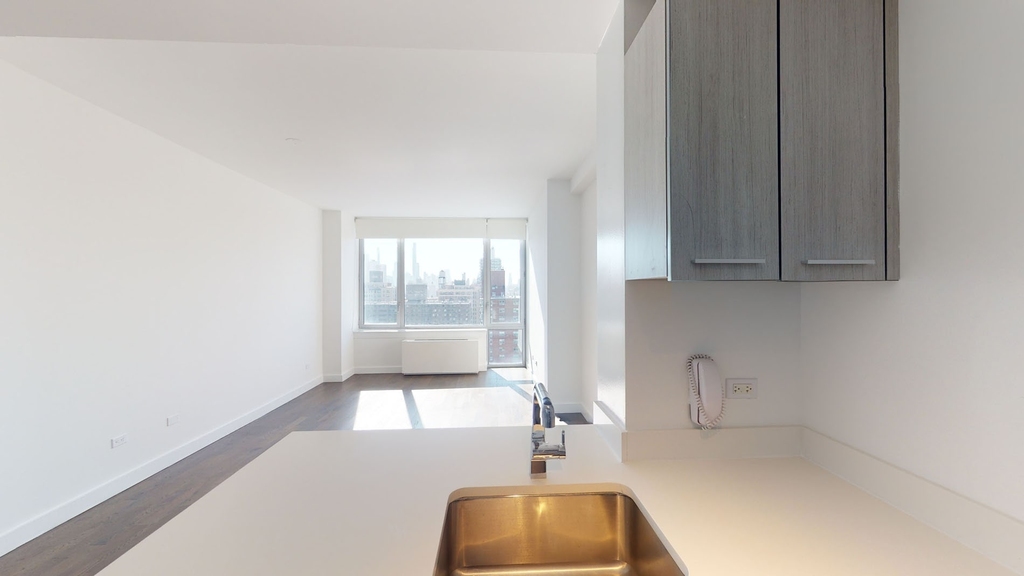 801 Amsterdam Ave - Photo 3