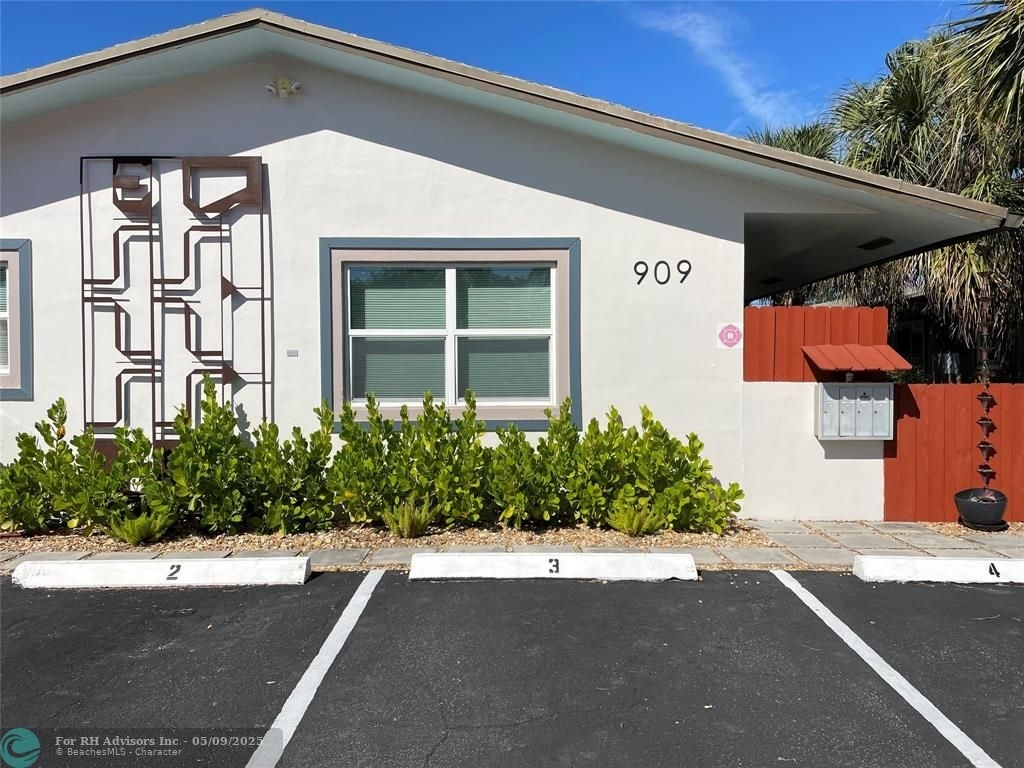 909 Ne 23rd Dr - Photo 1