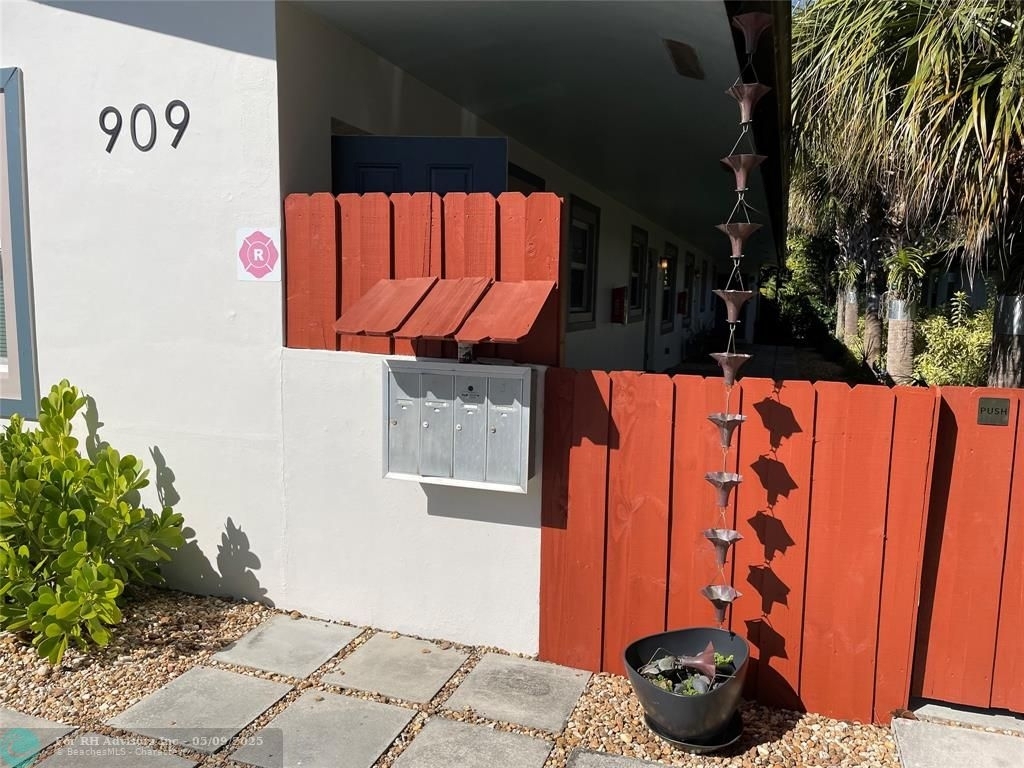 909 Ne 23rd Dr - Photo 2